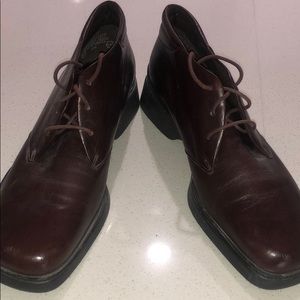 Easy spirit burgundy leather ankle shoes.